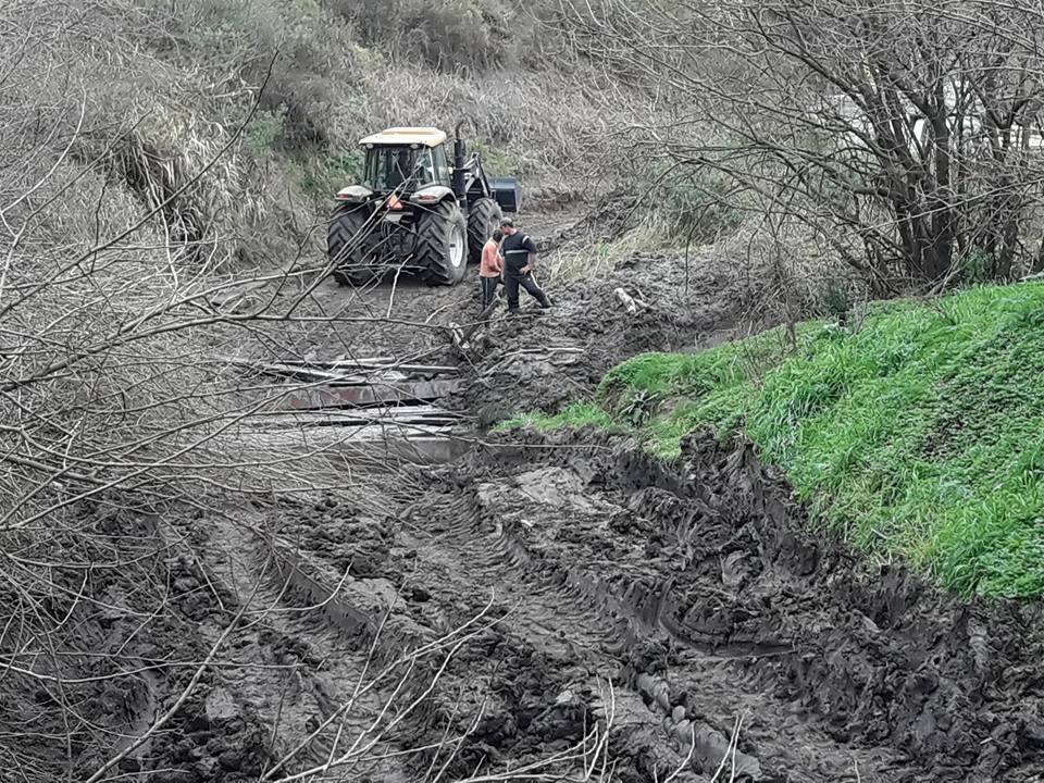 dpventrerios's tweet photo. #Zonal #Seguí continúa arreglos de calzada y acondicionado de caminos, bajada #ArroyoEspinillo calzada #ColoniaMerou - #AldeaEingenfeld https://t.co/DbJ6FXCGNb