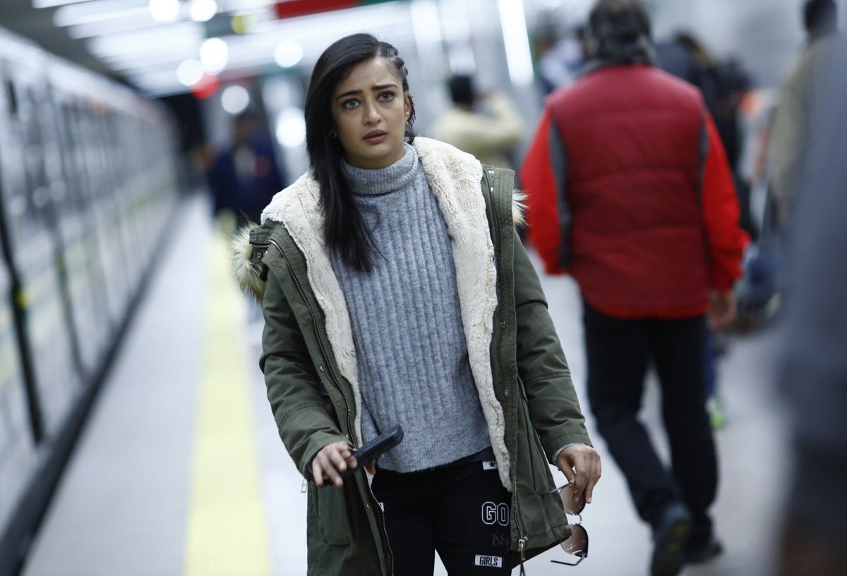 MandaPathramOff's tweet photo. #AksharaHaasan Latest stills from #Vivegam !!  @aksharahaasan1 @directorsiva @anirudhofficial #Thala #Ajith #Ajithkumar @SathyaJyothi_ https://t.co/BadhjYztQC