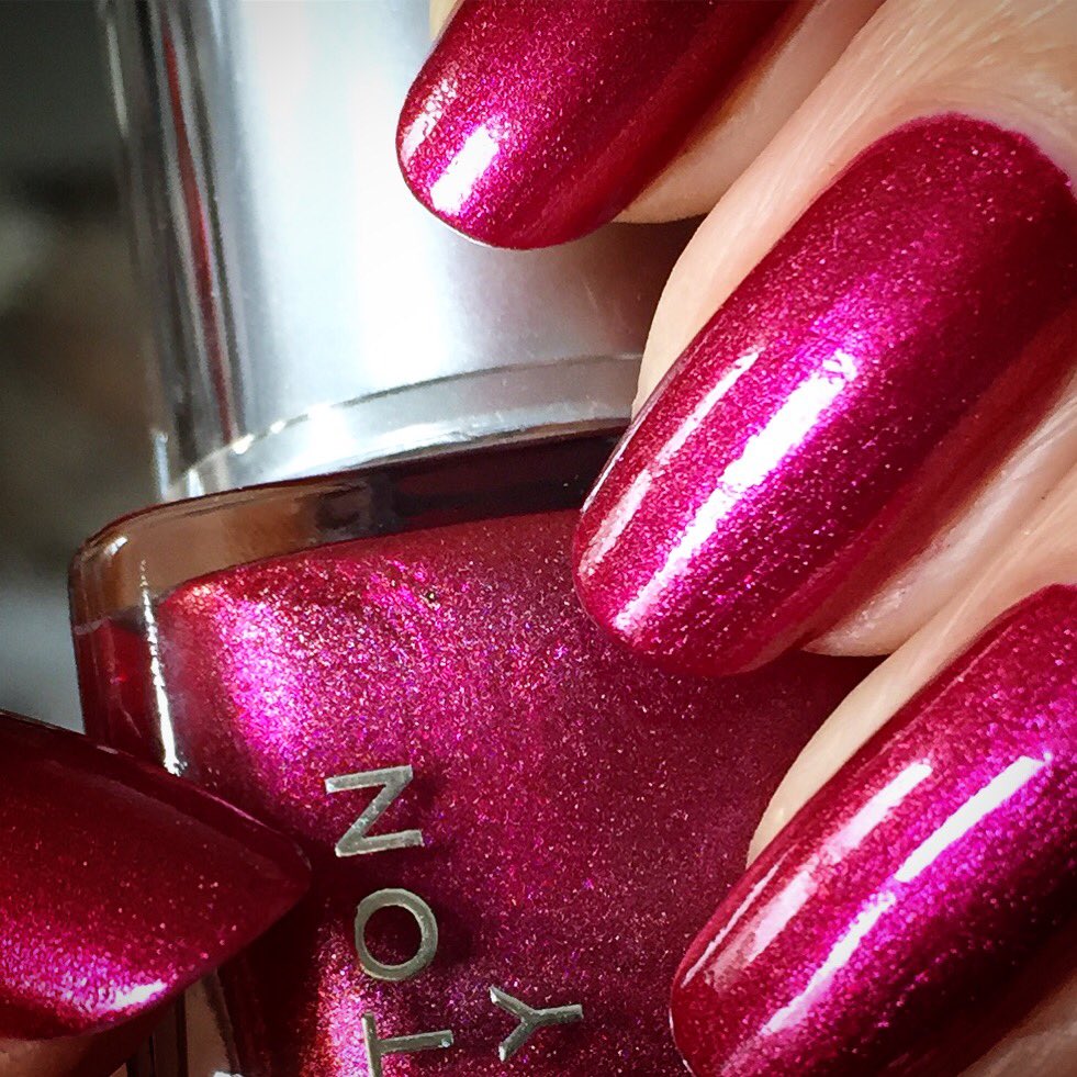 Nina_Taylor's tweet photo. My nail colour "Attention Seeker" by #leightondenny for #scratchstars17 #awards party @Leighton_Denny @LeightonDennyEN @ScratchMagazine https://t.co/WeNniBVTdG