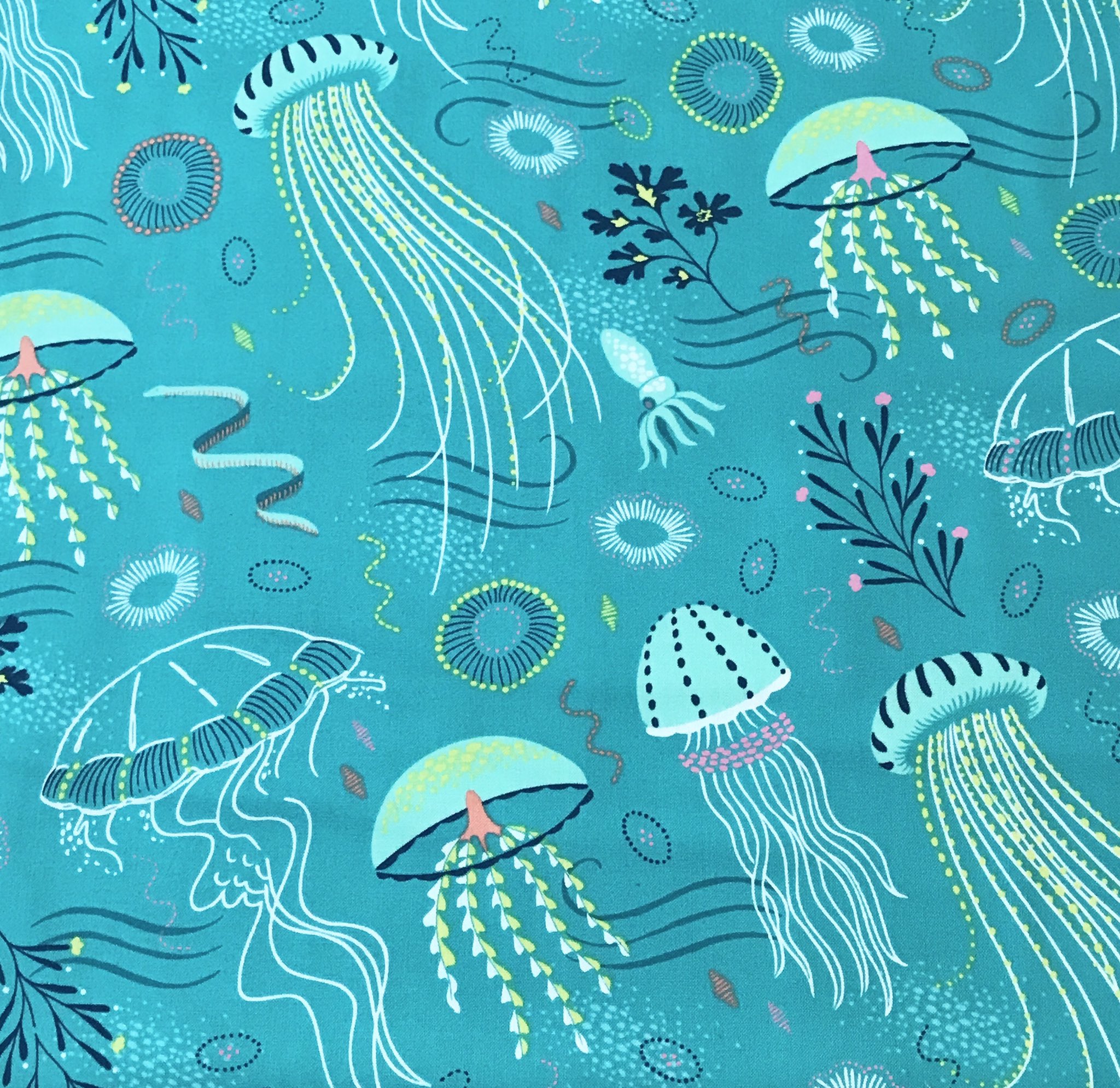 Wowfabric 輸入生地店 海洋生物 宇宙柄など 暑いので涼やかな柄の生地を紹介するシリーズ 海に漂うクラゲ 柄グリーン 大きいクラゲのいちばん長い部分は18 と大スケールです さり気なくいるイカやウミヘビも可愛いです T Co 9lvysdgsrs