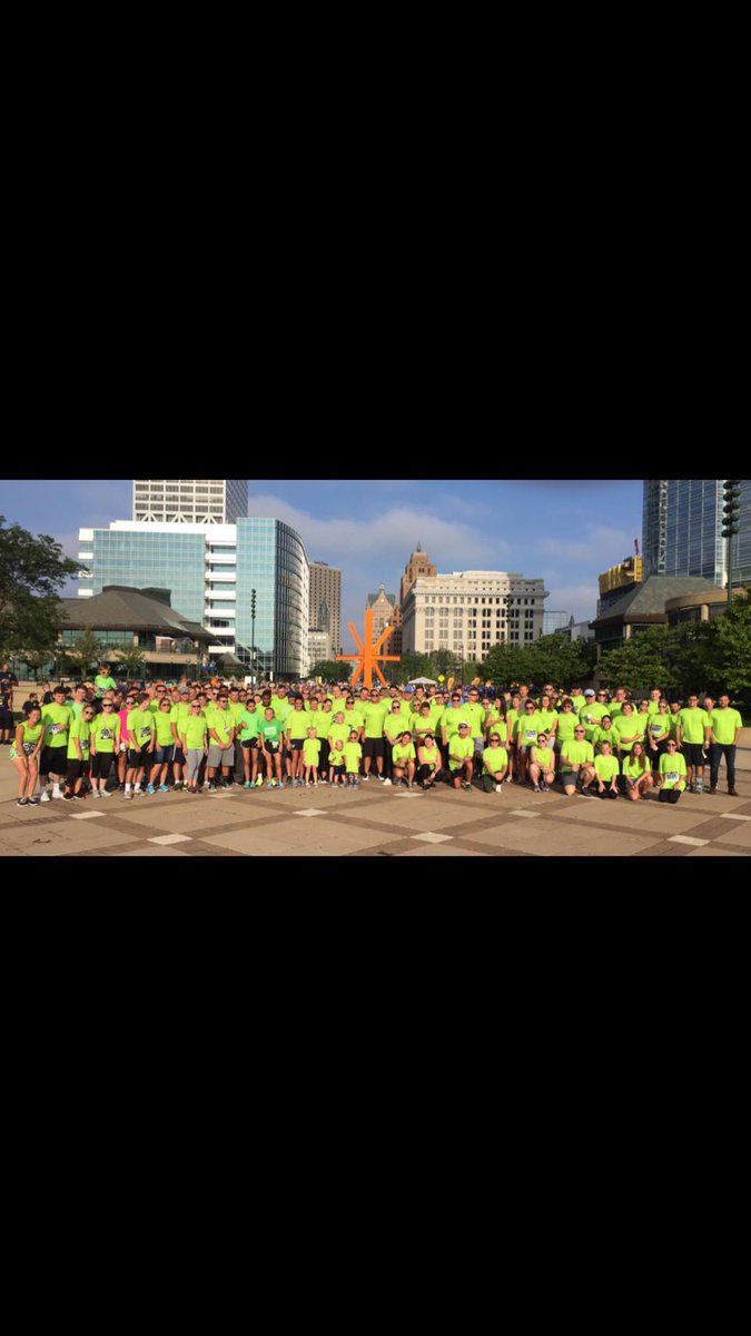 PennyShellie's tweet image. Our Indiana Northwestern Mutual family rocks the lime green shirts this year for Roots &amp;amp; Wings race! ❤️ #NMAM2017