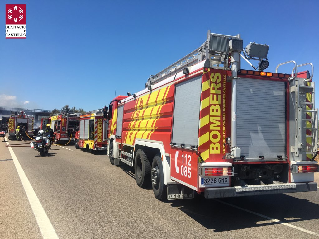 BombersDipcas's tweet photo. 4 dotaciones bomberos CPBC continúan trabajando en incendio camiones TFCO A7 Nules. Transportan aceite comestible y balas de algodón https://t.co/rErAcmvLNk