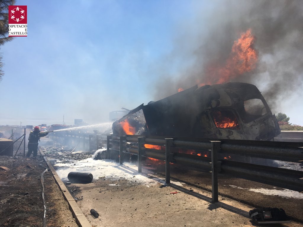 BombersDipcas's tweet photo. 4 dotaciones bomberos CPBC continúan trabajando en incendio camiones TFCO A7 Nules. Transportan aceite comestible y balas de algodón https://t.co/rErAcmvLNk