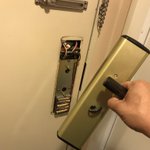 こんなことありえるの？wドアノブが取れて外に出られなくなったw