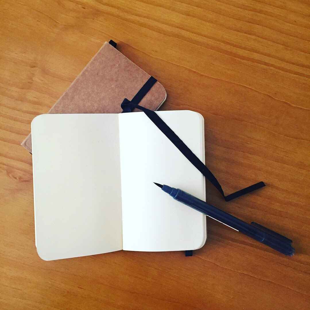 Moleco's tweet photo. Hoje é dia do #Escritor! Aproveite a data e compre seu Trio de Bolso na promoção da #LojaMoleco! ♻️📝São 3 cadernos por R$34! #escolhaMoleco https://t.co/4ncCUwvIVy