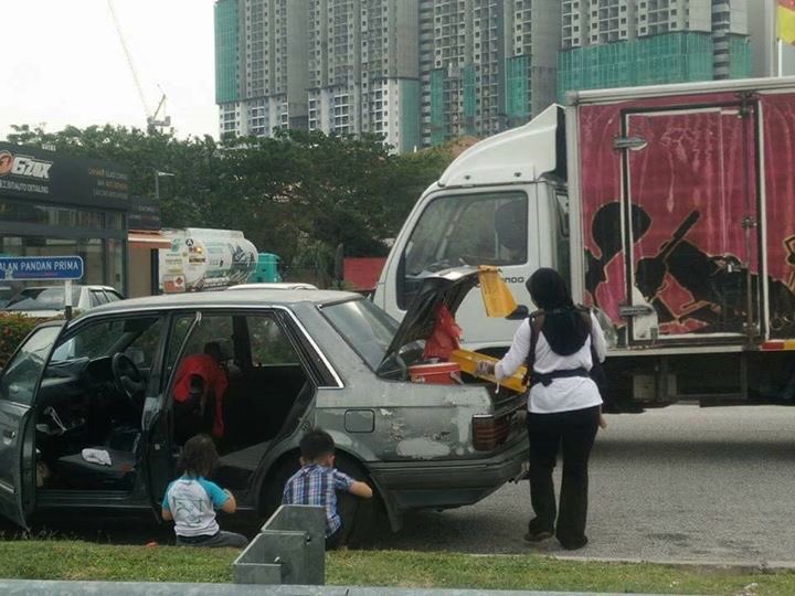 TravelJimat's tweet photo. Demi anak ibu sanggup berkorban apa saja ☹️

Korang yang lalu Tesco ampang kalau nampak akk ni beli la nasi lemak RM1 shj https://t.co/7IrAKz7KJf