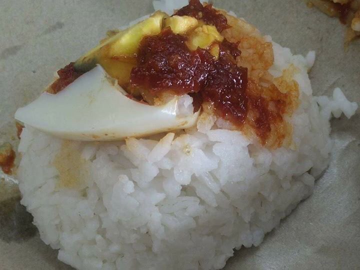 TravelJimat's tweet photo. Demi anak ibu sanggup berkorban apa saja ☹️

Korang yang lalu Tesco ampang kalau nampak akk ni beli la nasi lemak RM1 shj https://t.co/7IrAKz7KJf