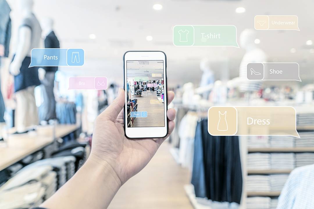 LookForwardHub's tweet photo. Discover how augmented reality reshapes the world of fashion retail:
https://t.co/yzG1NPhHKt 📱#ar #digital #retail #fashionretail https://t.co/oAi9vAxoTK
