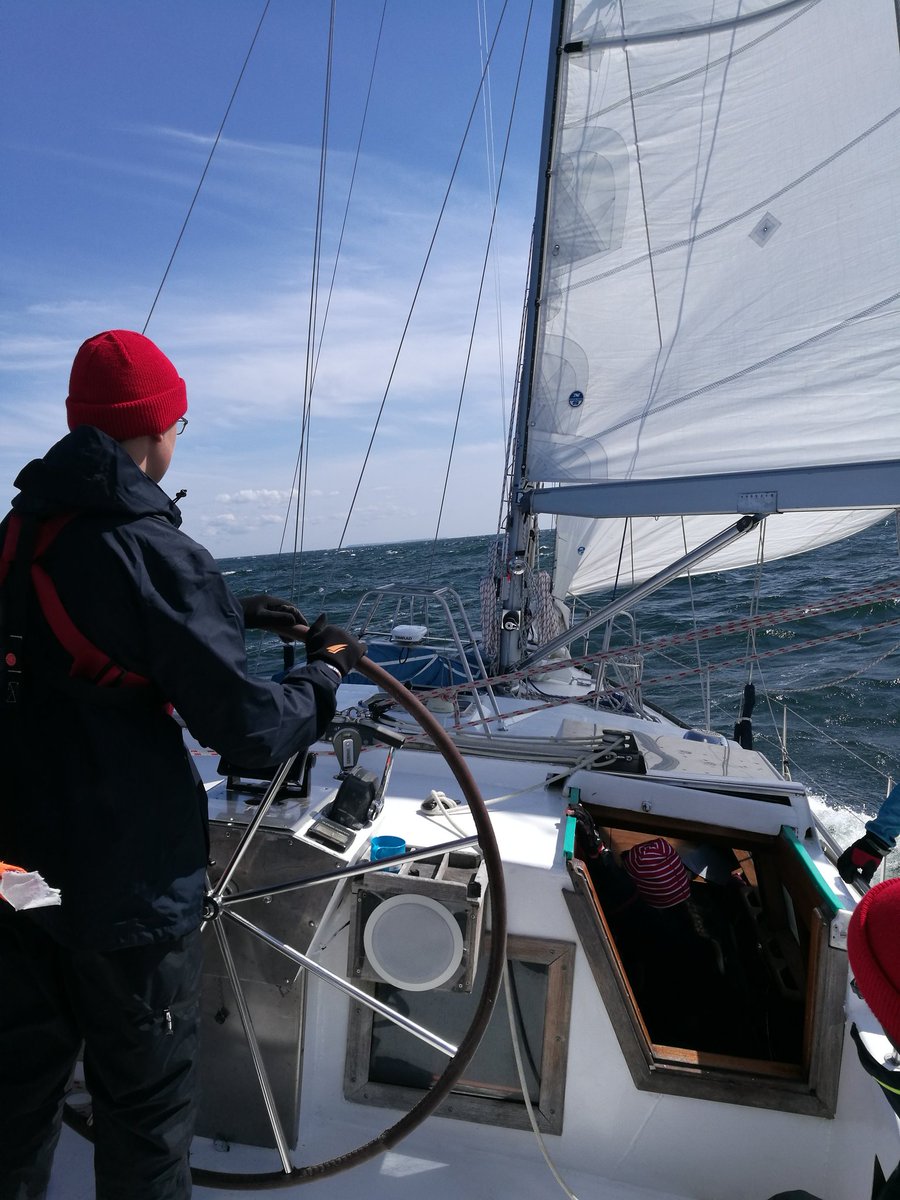 sy_henrika's tweet photo. Henrika Gotlannin länsipuolella. Vauhtia 8-9 kn. Vahingoitunut genaakkeri on vaihdettu genoaan. #partioscout #tallshipsraces #tsr17 https://t.co/z8vwSgYgm1