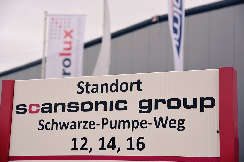 SenWiEnBe's tweet photo. Unser Besuch bei #Scansonic startet mit der Übergabe des #GRW-Förderbescheids des Landes Berlin durch Senatorin @RamonaPop. #PopOnTour https://t.co/Fdsu2oU2ou