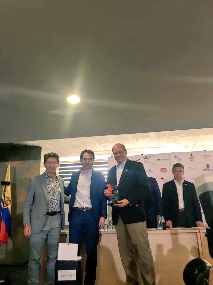acimedellin's tweet photo. En la apertura de #Colombiamoda2017 @INEXMODA hace un reconocimiento a la ACI Medellín por sus 15 años. #ACIMde15 ¡Gracias! https://t.co/9wrO9KwvH1