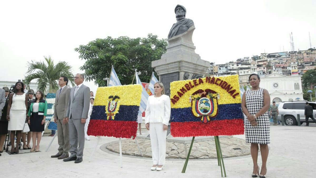 AsambleaEcuador's tweet photo. Asambleísta @lolysalazar35, junto a varias autoridades, entregan ofrenda floral en homenaje a la fundación de la ciudad #AsambleaEnGuayaquil https://t.co/VzDmZ2DuZv