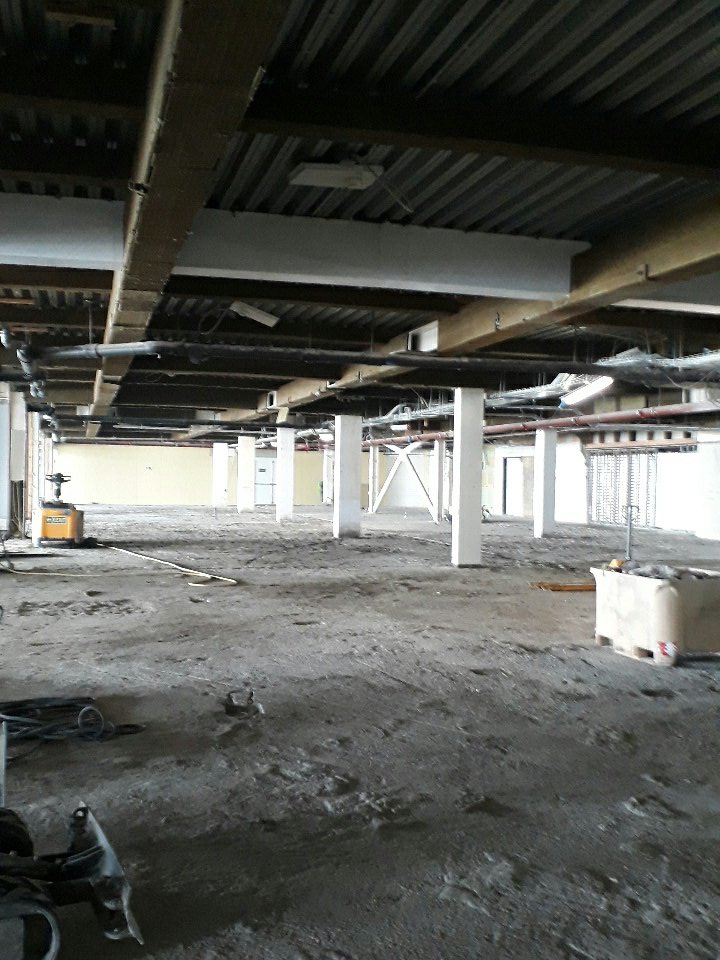 Tegelvloer verwijderd op ICA LOUNGE SCHIPHOL , we kunnen beginnen met de afbouw