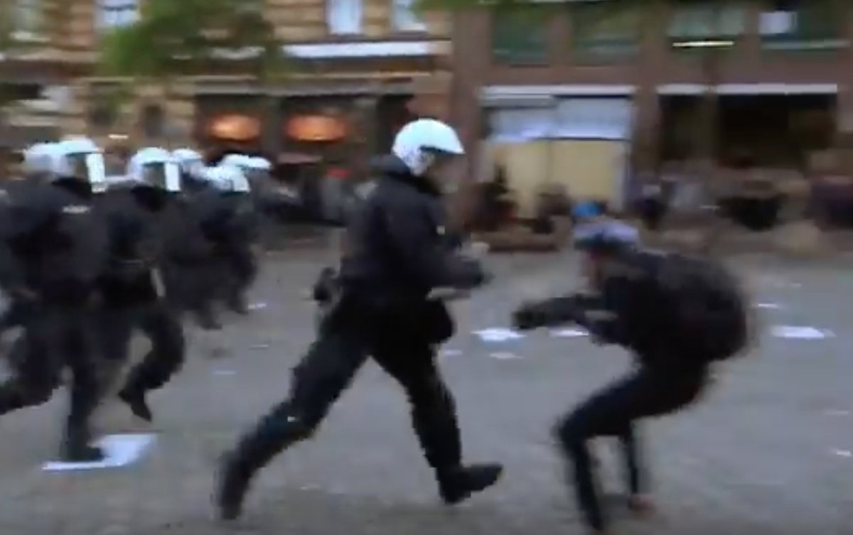 g20_doku's tweet image. Aktualisierung: Neues Video zu Schlagstockangriff auf Pressefotografen aufgetaucht g20-doku.org/2017/07/06/att…