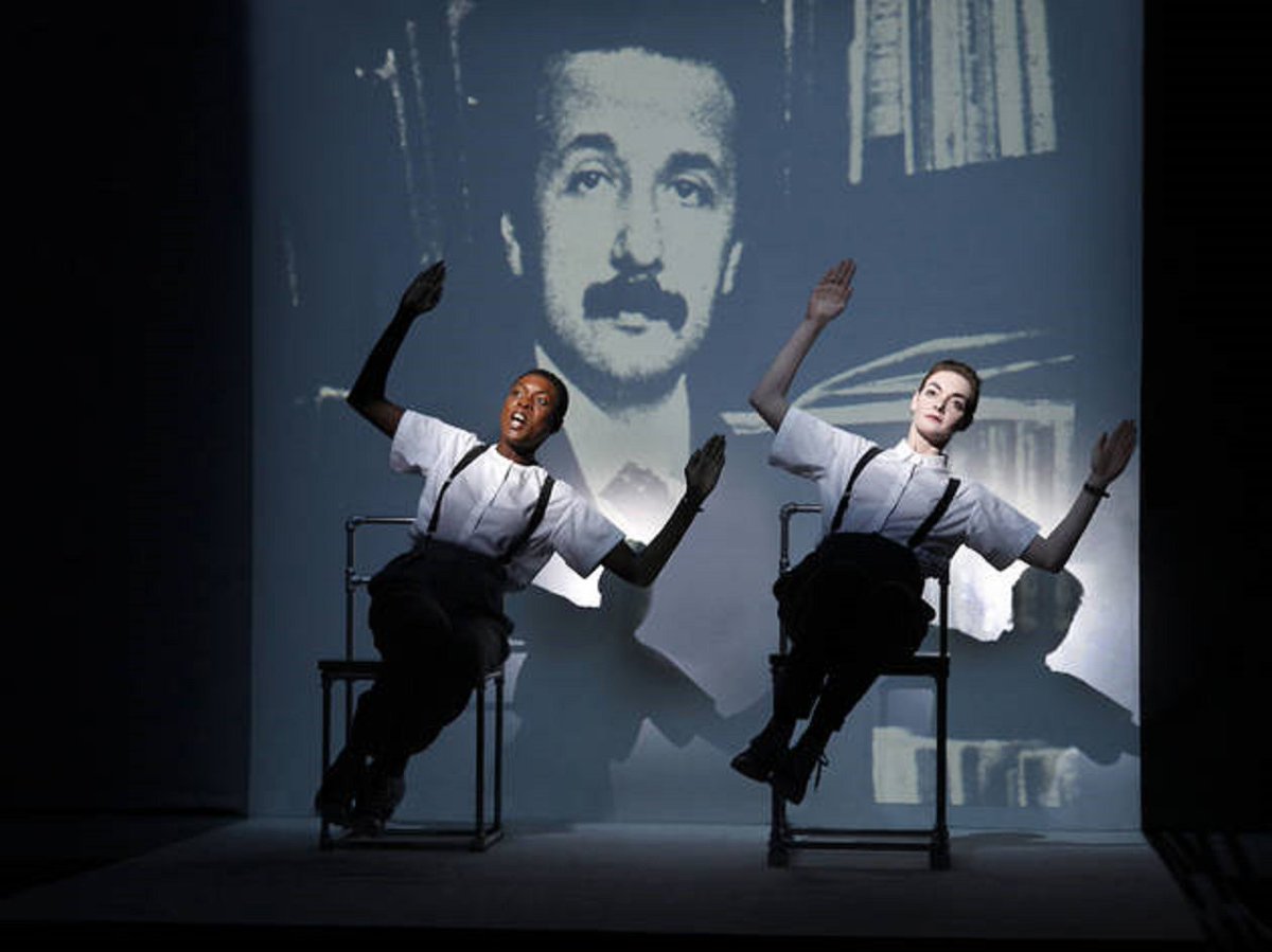 Nave Ar Twitter 1976年の今日7月25日フランスのアヴィニョンで フィリップ グラスがロバート ウィルソンと共同で制作した筋書きのないオペラ 浜辺のアインシュタイン T Co Wb1krdfmgtが初演された 構成等の解説 英文 T Co Yj672lles4