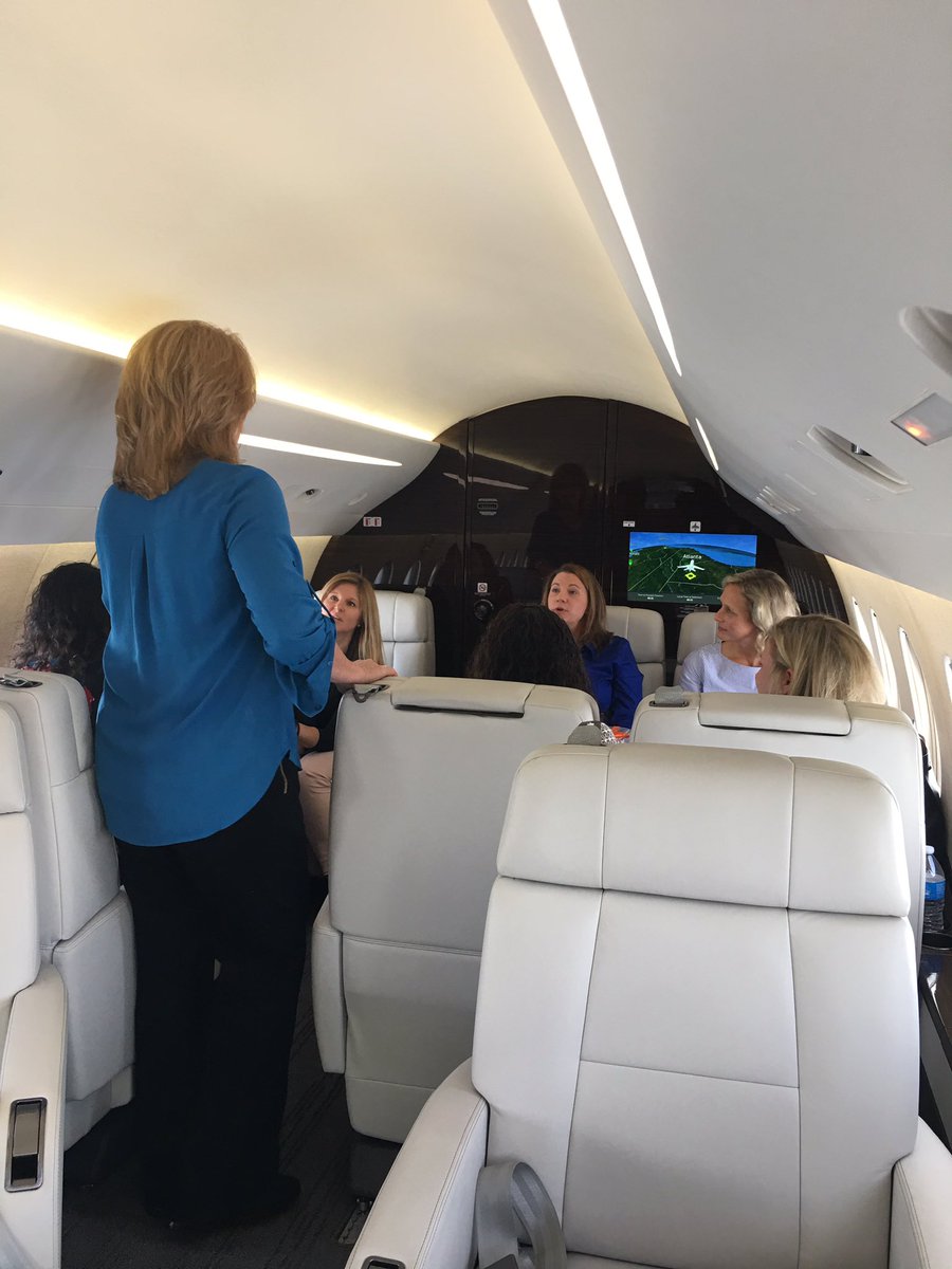 juicybuerger's tweet photo. This is going to be an epic day learning from one of the greatest operators in @crystal_hanlon #catalyst #WIL #homedepotproud #LadiesDay https://t.co/Py6kN9osrv
