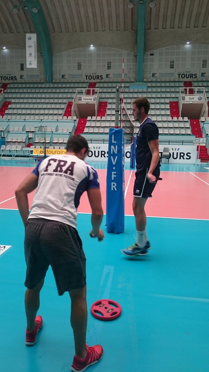 ToursVolleyBall's tweet photo. Alors que certains sont en vacances ☀️, Quentin #JOUFFROY est déjà au travail avec notre préparateur physique ! 👊
#Tours #WeAreBack https://t.co/gQbP21DdUJ