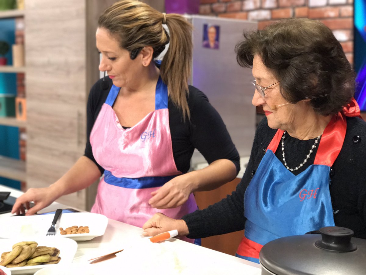 venimanana's tweet photo. #LaCocinaDeVM edición super especial: @gabrielahilal cocinando con su Madre Hend  😍
#CocinaSiria #🇸🇾 #Malubi https://t.co/UX860CYPce