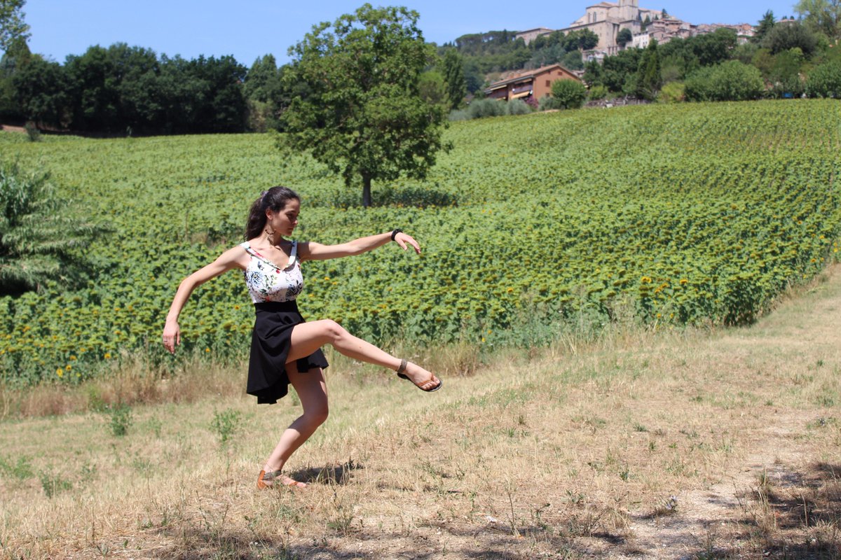 GyulyaCard's tweet image. walking around the #countryside 🌞🌻💖
#dance #followme on my #Facebook page Giulia Card