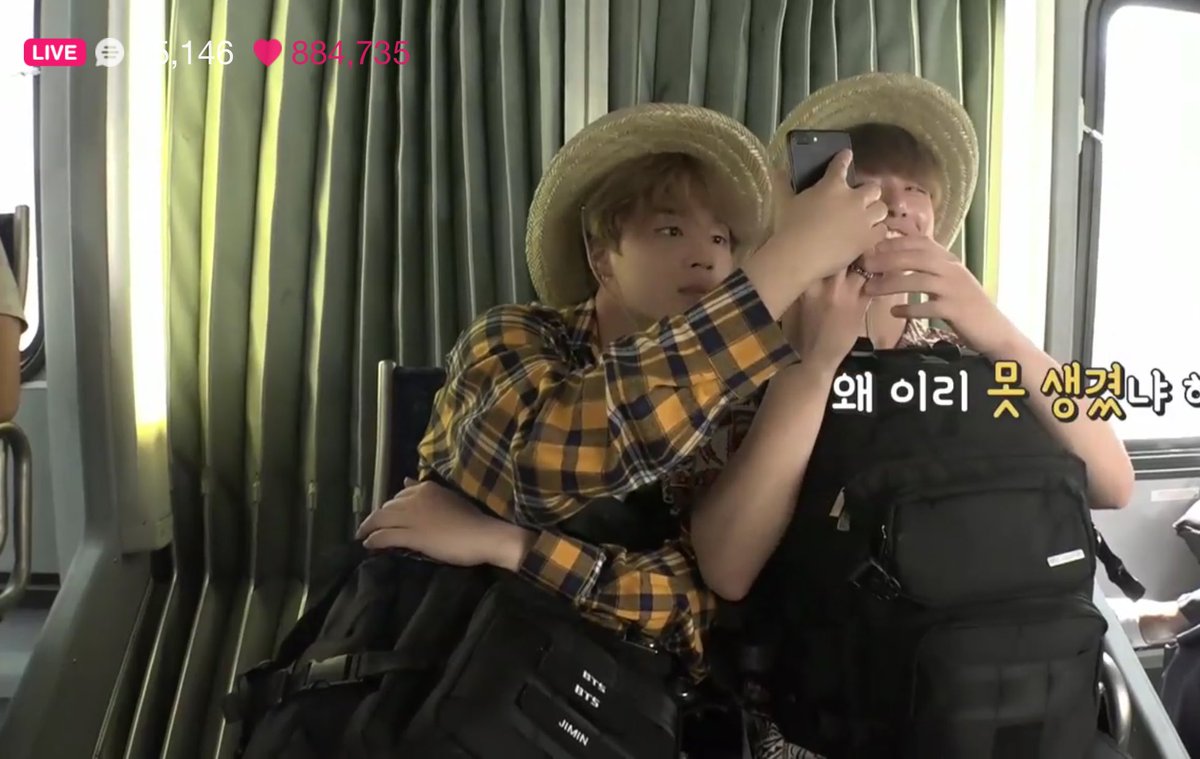 ตอนถ่ายเซลฟี่กันโครตน่ารักเลย แล้วดูกระเป๋าตะหนูสิ ติดทุกอย่างเลย BTS ยันชื่อตัวเอง มุมิ #kookmin