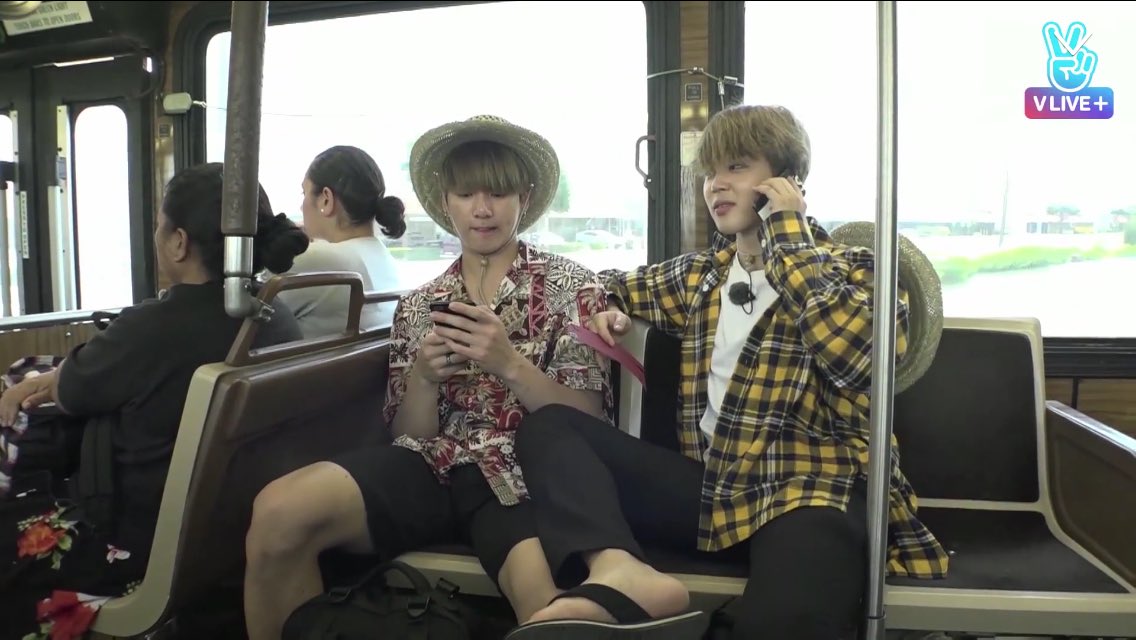 ดูความเหมาะสม ความกลมกล่อม ความคนนึงตัวโต ใส่แขนสั้น อีกคนตัวเล็ก ใส่แขนยาวขายาวน่ารักไปโหมด แล้วยังความคุยเจ๊าะแจ๊ะ ความเกาะแกะ #kookmin 😚