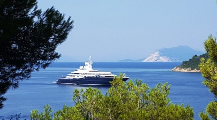 LykavitosGr's tweet photo. Στη Σκιάθο με το πλωτό παλάτι του ο εμίρης του Κατάρ (βίντεο)  #lykavitosgr #emiris https://t.co/Aln01abNtn https://t.co/TDCjVZvc4U