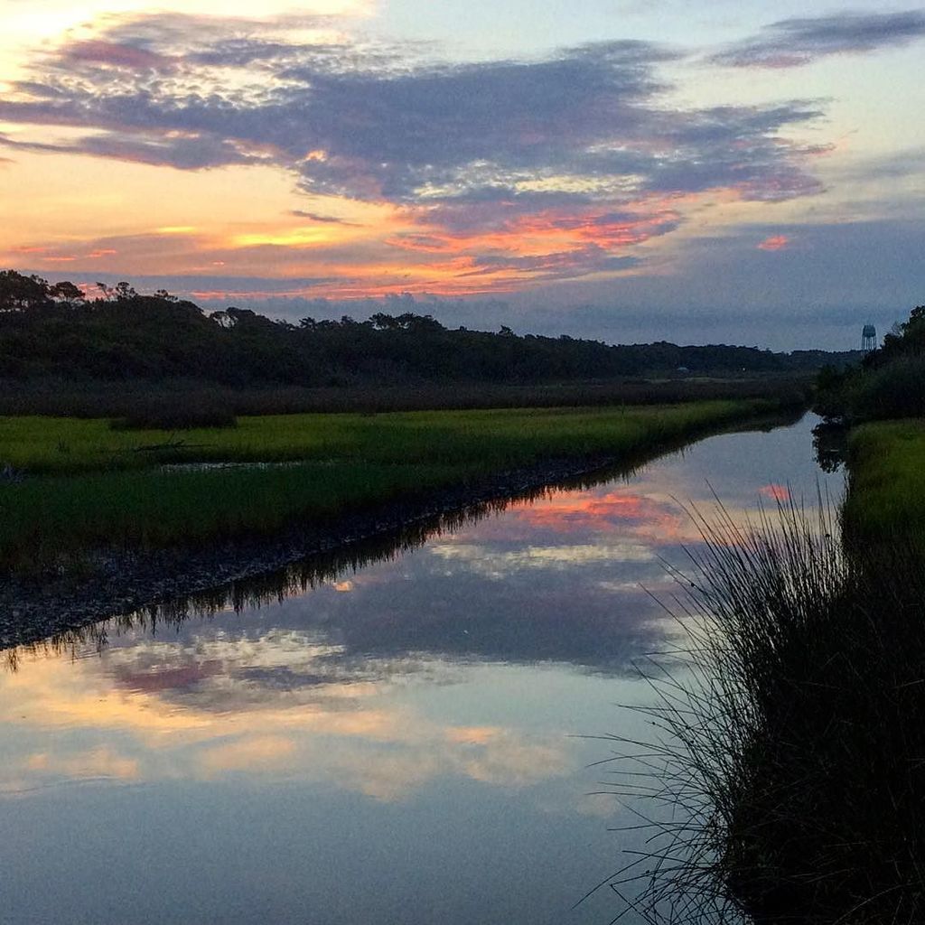 kenworley's tweet photo. Out for run just before sunrise. #saltlife #oakislandnc #running #fitafter40 https://t.co/YcumNhwOYm