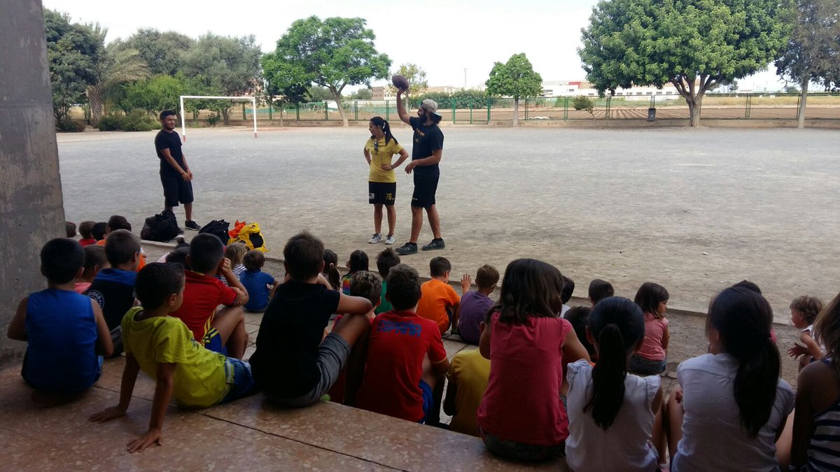 mccmont's tweet photo. Entrem en la recta final de #EscolaD'estiu. Hui futbol americà a càrrec del "Valencia Firebats", equip de futbol americà de valencia @AFoios https://t.co/bEr7uobLrh