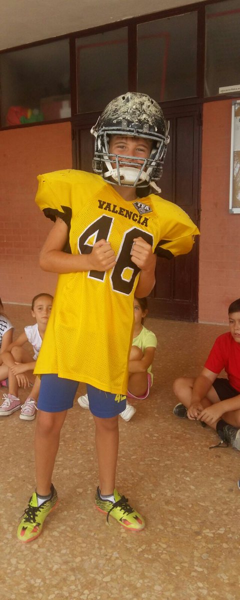 mccmont's tweet photo. Entrem en la recta final de #EscolaD'estiu. Hui futbol americà a càrrec del "Valencia Firebats", equip de futbol americà de valencia @AFoios https://t.co/bEr7uobLrh