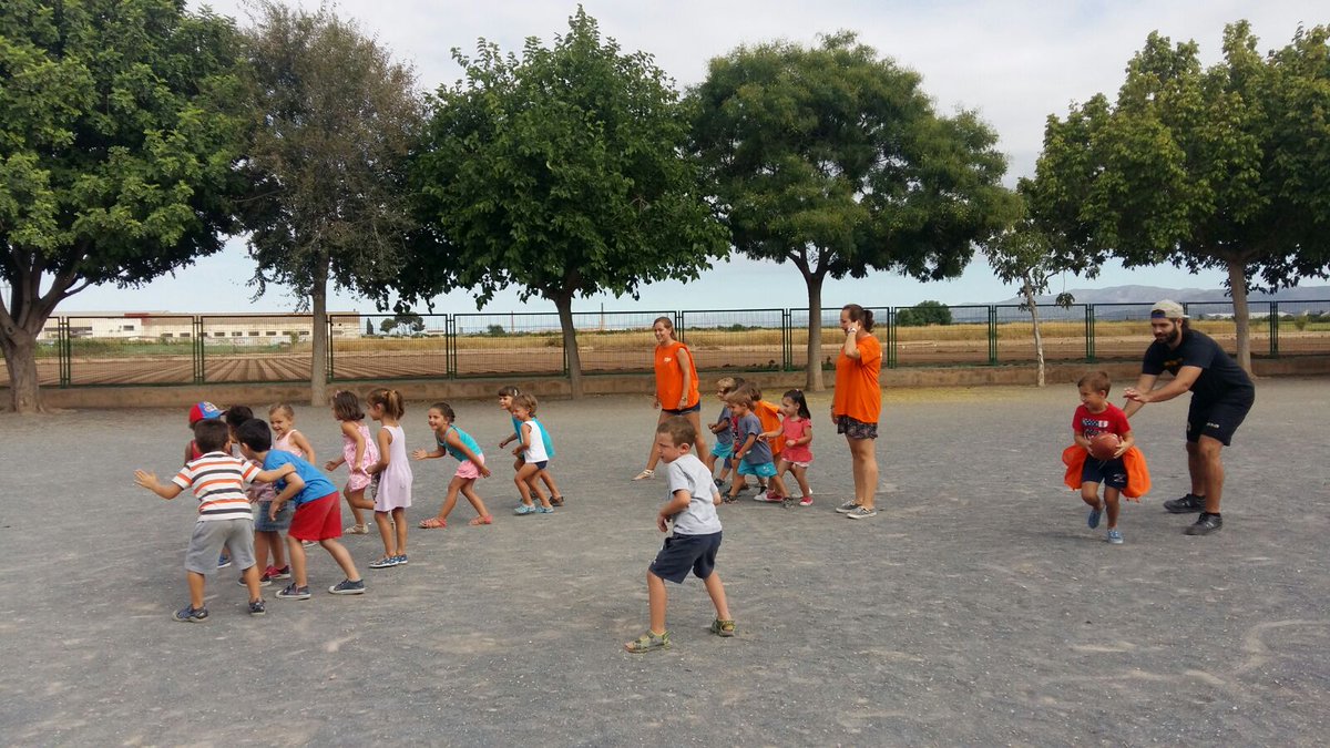 mccmont's tweet photo. Entrem en la recta final de #EscolaD'estiu. Hui futbol americà a càrrec del "Valencia Firebats", equip de futbol americà de valencia @AFoios https://t.co/bEr7uobLrh