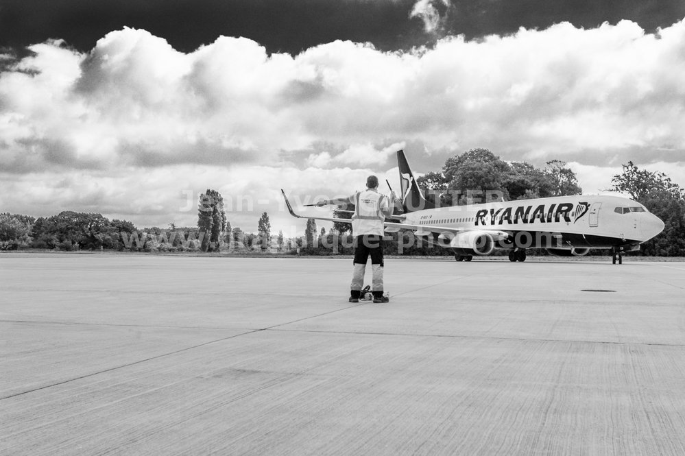 Graphique_photo's tweet photo. Le Porto-Lorient de @Ryanair en escale ce midi à l'Aeroport de Lorient sous le soleil. @CCI_du_Morbihan @regionbretagne @CCIRBretagne https://t.co/hblIytisQX