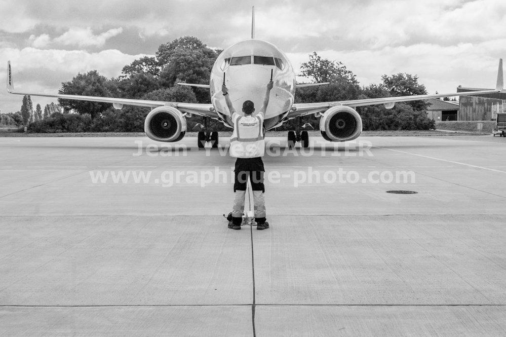 Graphique_photo's tweet photo. Le Porto-Lorient de @Ryanair en escale ce midi à l'Aeroport de Lorient sous le soleil. @CCI_du_Morbihan @regionbretagne @CCIRBretagne https://t.co/hblIytisQX