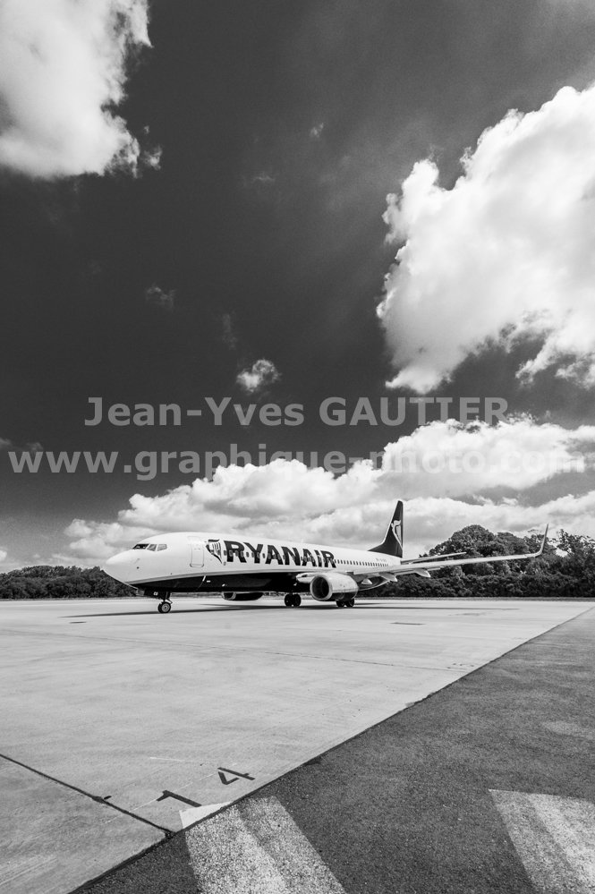 Graphique_photo's tweet photo. Le Porto-Lorient de @Ryanair en escale ce midi à l'Aeroport de Lorient sous le soleil. @CCI_du_Morbihan @regionbretagne @CCIRBretagne https://t.co/hblIytisQX