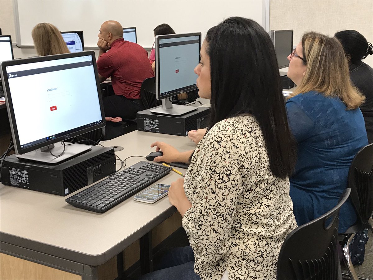 docstang64's tweet image. #DISDtechnology Tech Academy participants learning the new teacher webpage