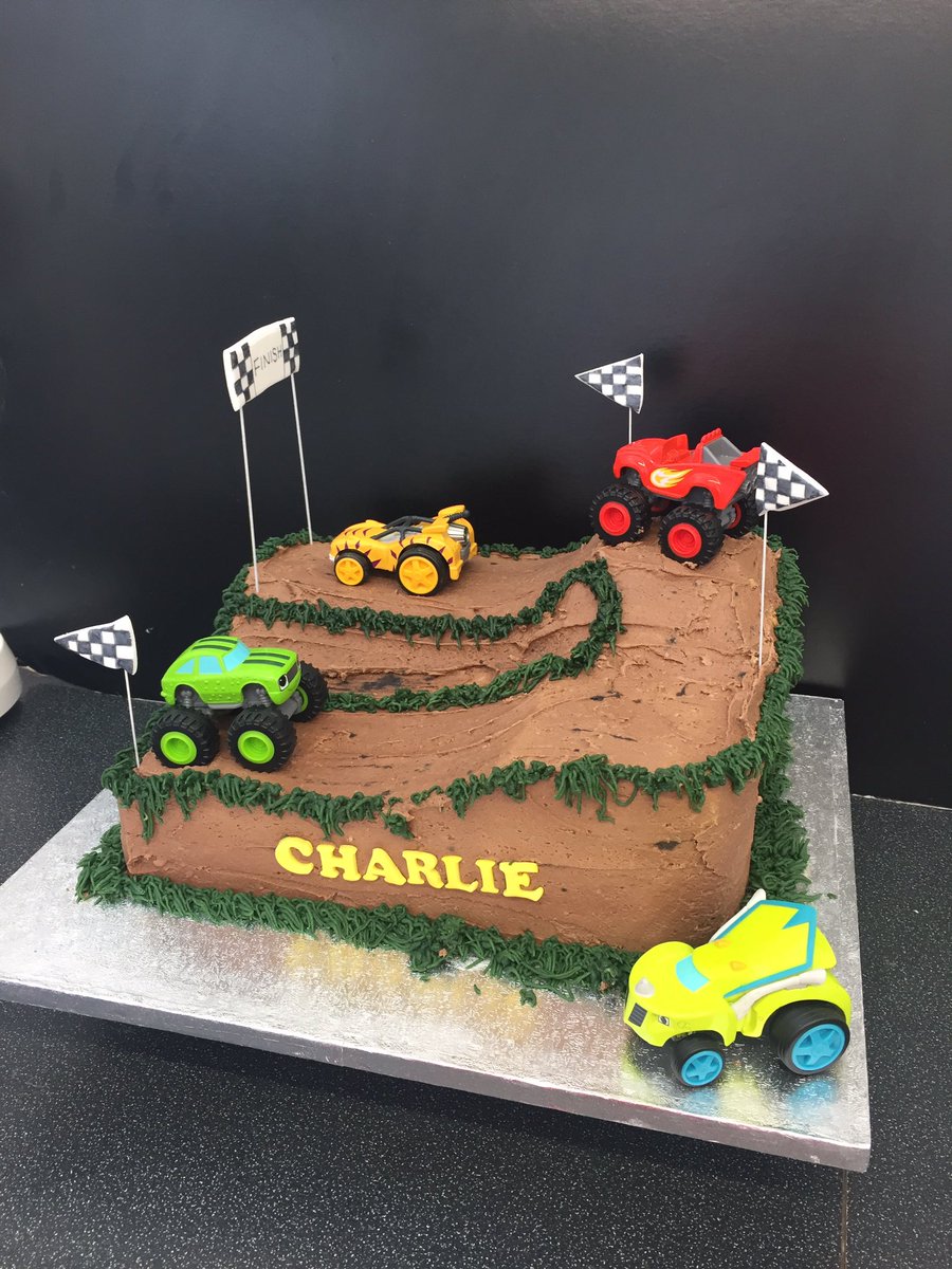 KaysCakeWorld's tweet photo. #blazecake #kayscakeworld #bushfairservicebays #dirttrack #monstertucks #boysbirthdaycake #checkeredflag https://t.co/20Eu3HLFij