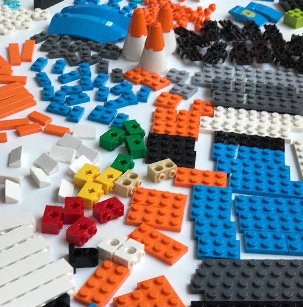 MaureenrReilly's tweet photo. It's Christmas in July and a new #LEGO build code and PLAY set has come to town #unboxing #potential #buildcodeplay #legoboost @LEGO_Group https://t.co/T21yikXsUo