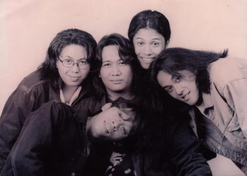 iSwaraJKT's tweet photo. Pernah belajar ngeband dan mencoba main lagu-lagunya #Protonema? Fix Anda #Generasi90an! @ibnuakmal lagi muterin ADINDA #100PersenJadul https://t.co/K9s3RKRxXk