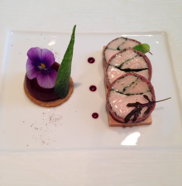 guideMichelinFR's tweet image. À la Pyramide #2etoiles à Vienne (38), Patrick Henriroux dresse des assiettes millimétrées. Service de haute volée !😋😋