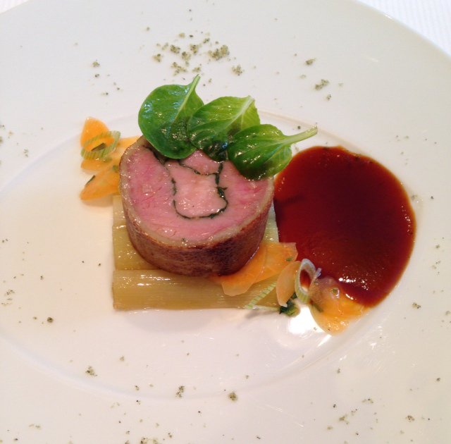 guideMichelinFR's tweet image. À la Pyramide #2etoiles à Vienne (38), Patrick Henriroux dresse des assiettes millimétrées. Service de haute volée !😋😋