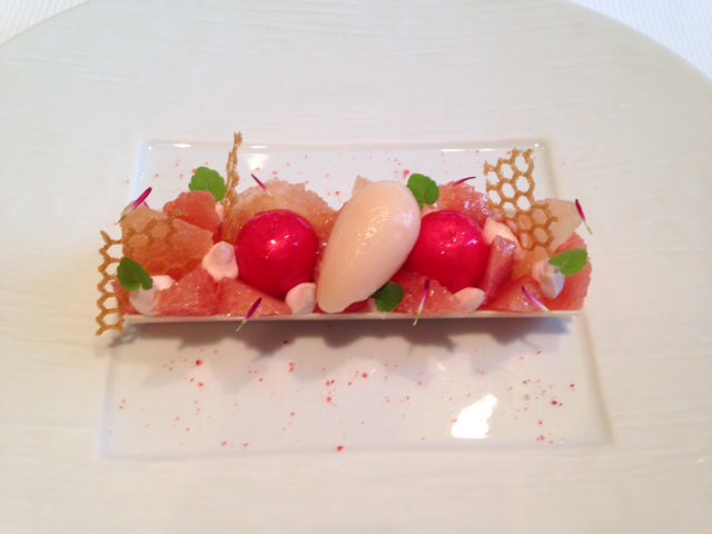 guideMichelinFR's tweet image. À la Pyramide #2etoiles à Vienne (38), Patrick Henriroux dresse des assiettes millimétrées. Service de haute volée !😋😋