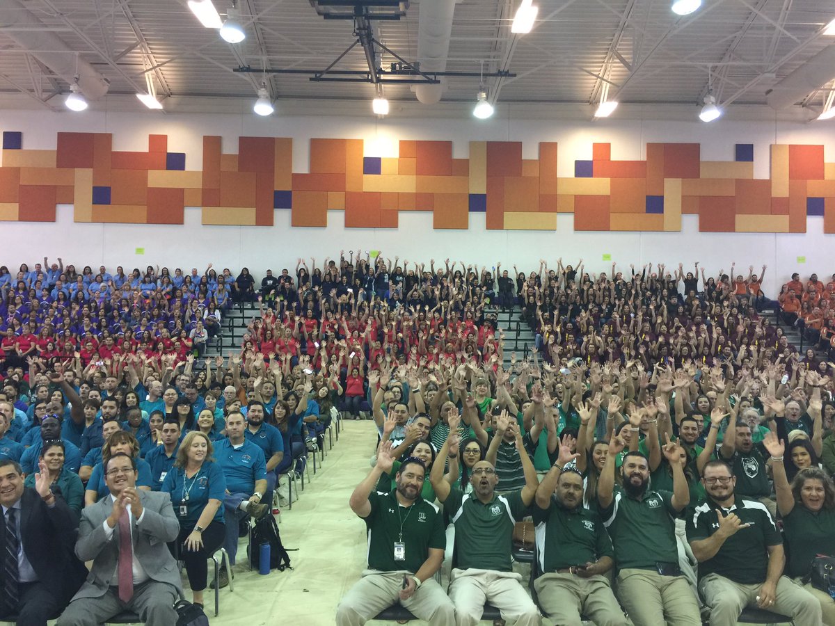 JEspinoza_EDD's tweet image. Montwood HS, El Dorado HS &amp;amp; Pebble Hills HS Feeder Teams showing great spirit, excitement to kick-off 2017-18 school year! Go #TeamSISD!