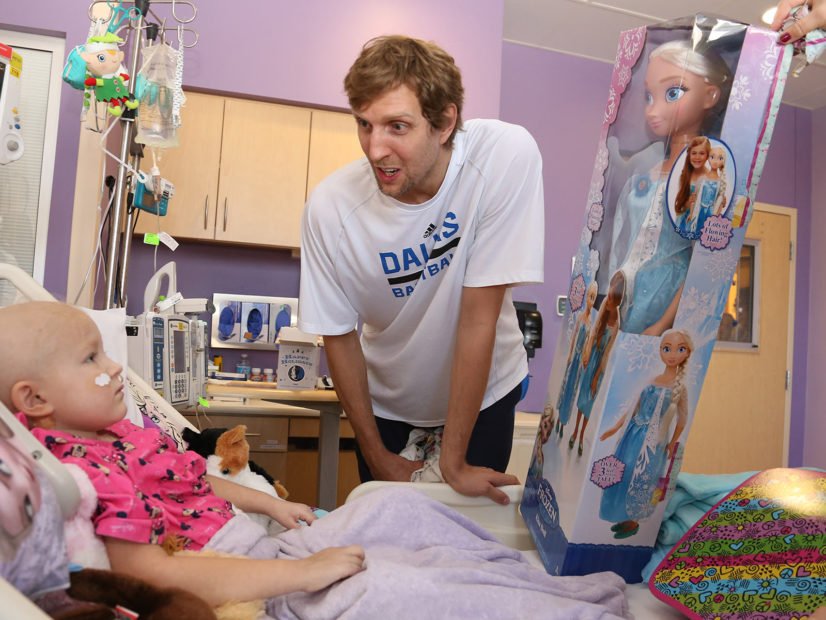 dallasmavs's tweet photo. Leukemia patient Tatum Teague gets a special visit from Uncle Dirk, then gets to see him play! @swish41 @MavsCare

👉https://t.co/LIiXITcpRP https://t.co/cAYqxcxK1h