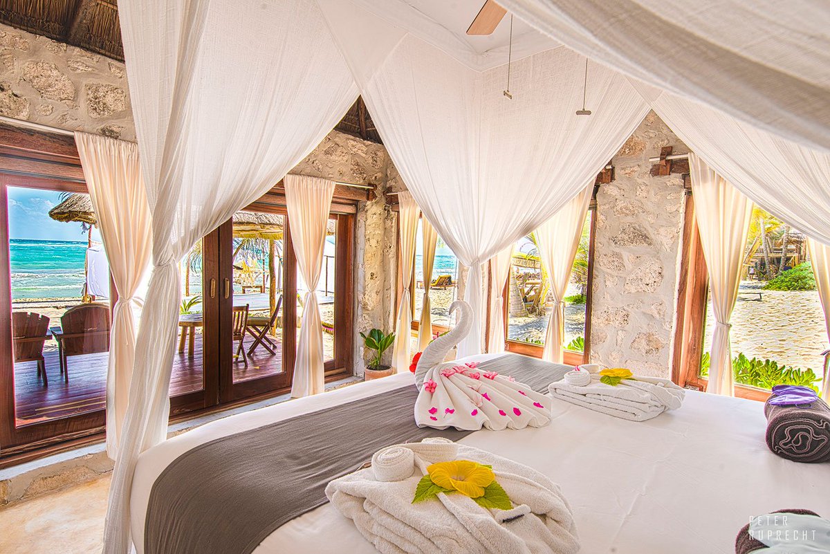 Beach House, 3 Guests Max. Capacity Beach cabaña, beach front, beach level with one king size bed and A/C