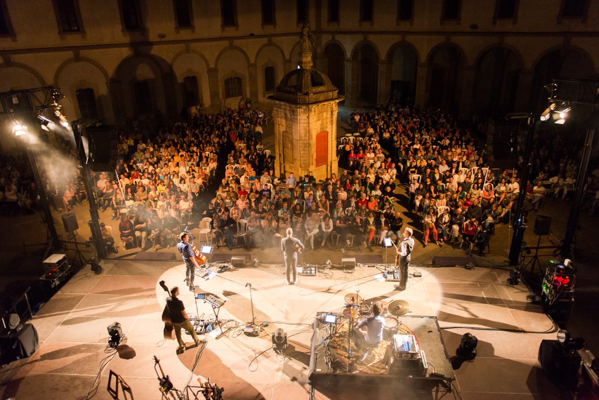 catedracervera's tweet photo. Fotos del concert de @blaumut a la Universitat de #Cervera. Emotiu record cap a l'enyorat Jordi Riu. Gràcies @m_pdrs! @paeriacervera https://t.co/57XepKFYrM