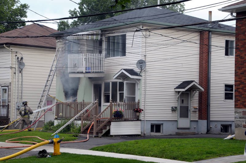 St. Felix Street duplex fire started by open flame bit.ly/2tGRpKl @VoisinePierre #CornwallON #fire https://t.co/KssuAfqgbG