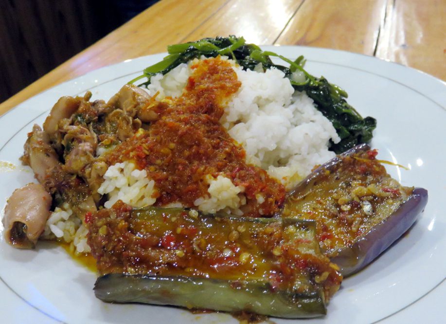 Makan Nasi Campur Aneka Lauk di 4 Tempat Bernuansa Nyaman Ini detik.id/Vy4qQO via <a href="/detikfood/">detikFood</a>