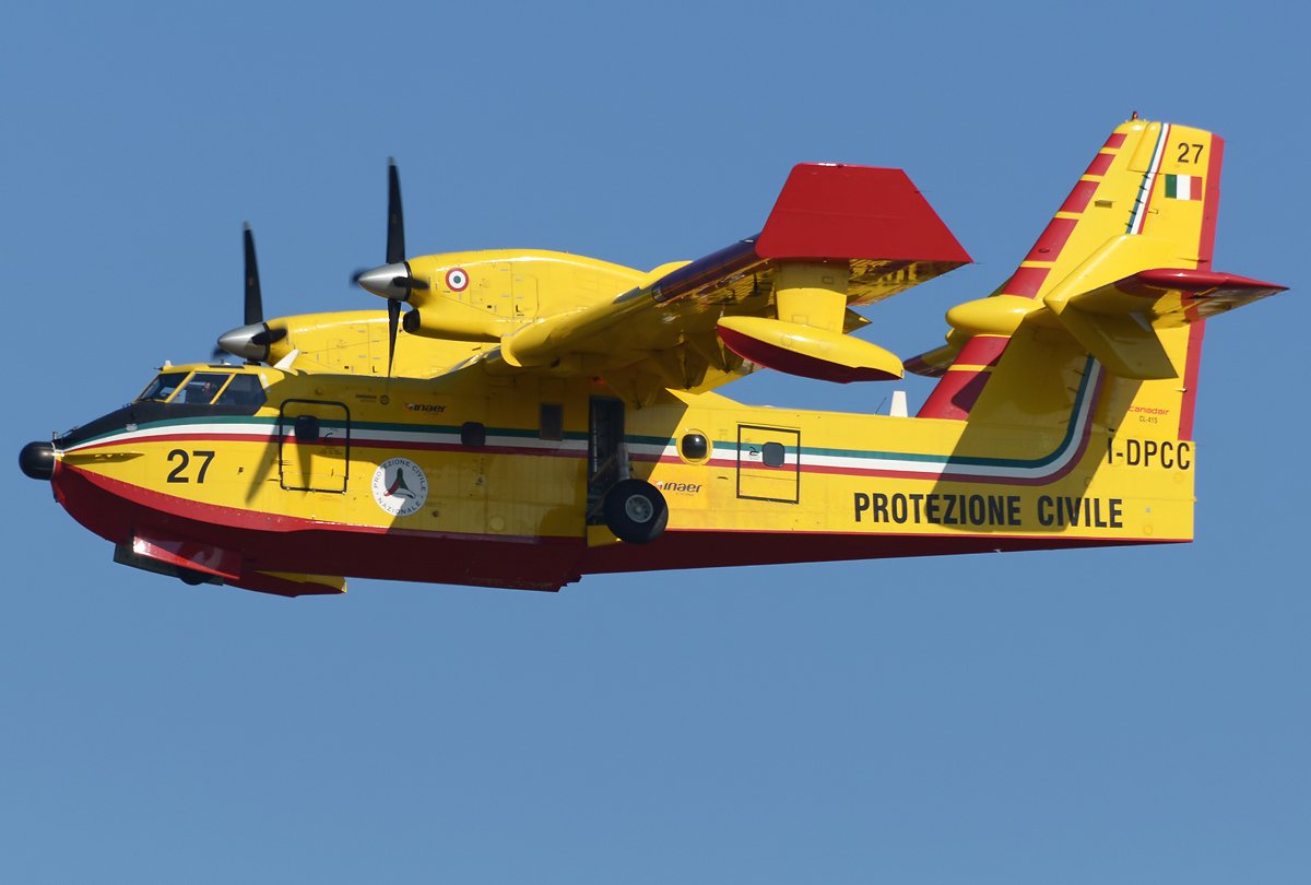 pierremoscovici's tweet photo. #incendies en 🇫🇷: qq minutes après déclenchement du mécanisme UE de protection civile, 🇮🇹 envoie un Canadair. C'est ça l'Europe! #solidarité https://t.co/QqDu1GF1Zr