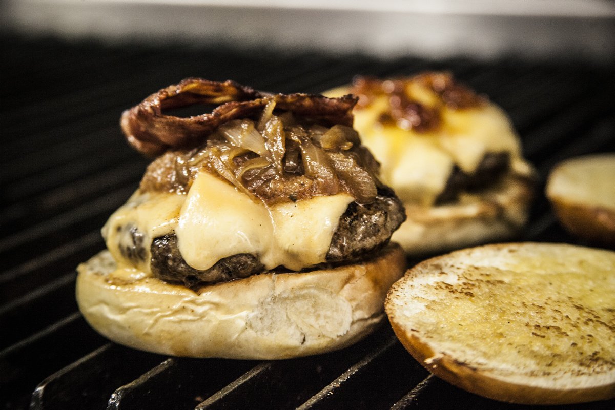 ¿Antojo de Burger con queso y tocineta para este martes?
Reservas: 310 320 3252
#smokingmolly #smokinglunch #smokingburger