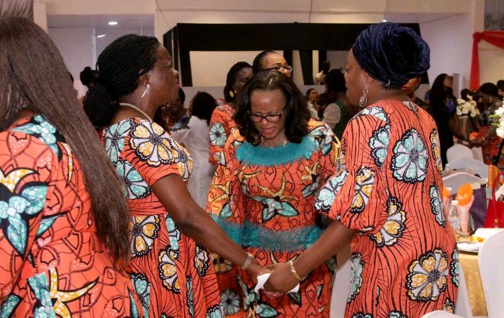 BidemiMarkMordi's tweet photo. We hold each other up in prayers because we know the strength in running together. #SistaPower #10thROTH #ROTH2017 #RunWomanRun https://t.co/bPhy67x8rg