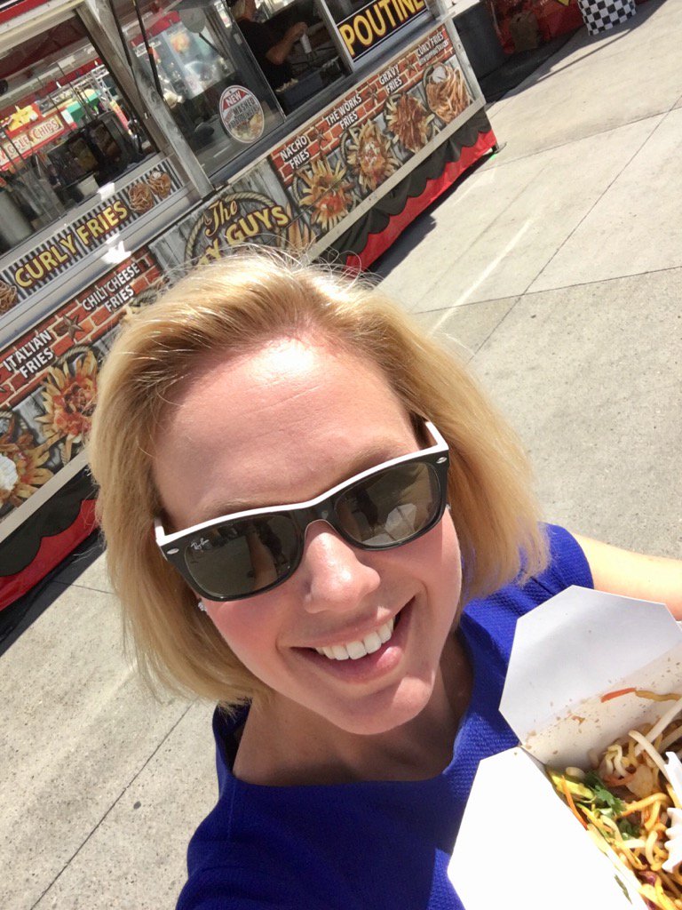 Selfie w/a <a href="/KDaysyeg/">K-Days</a> food option a registered nutritionist told me was a healthy one! #yeg #yegfood